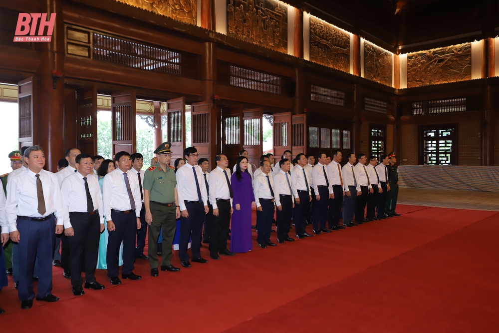 Đoàn đại biểu tỉnh Thanh Hóa dâng hương tưởng niệm Chủ tịch Hồ Chí Minh, Mẹ Việt Nam Anh hùng và các Anh hùng liệt sĩ nhân dịp Quốc khánh nước CHXHCN Việt Nam