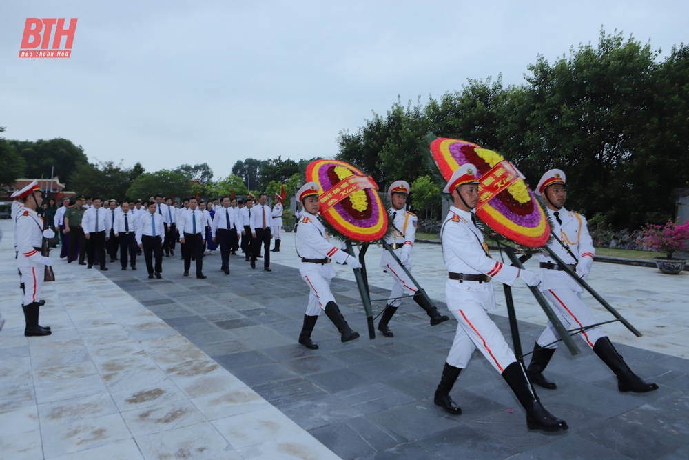 Đoàn đại biểu tỉnh Thanh Hóa dâng hương tưởng niệm Chủ tịch Hồ Chí Minh, Mẹ Việt Nam Anh hùng và các Anh hùng liệt sĩ nhân dịp Quốc khánh nước CHXHCN Việt Nam