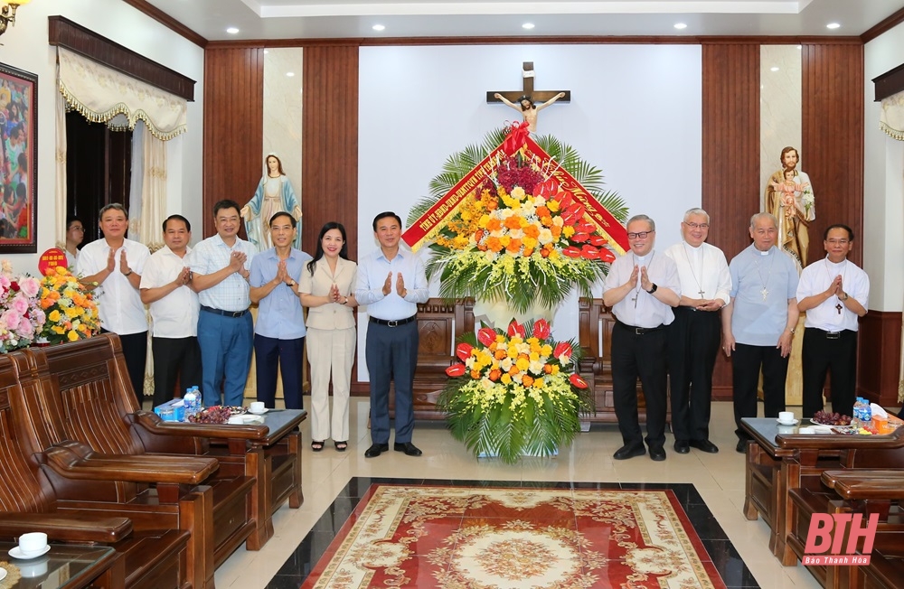 Bí thư Tỉnh ủy Đỗ Trọng Hưng chúc mừng Tổng Giám mục Nguyễn Chí Linh