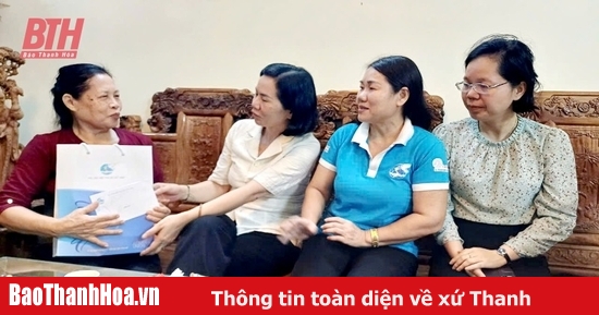 La vice-présidente de l'Union des femmes vietnamiennes offre des cadeaux aux femmes âgées membres du parti à Sam Son City