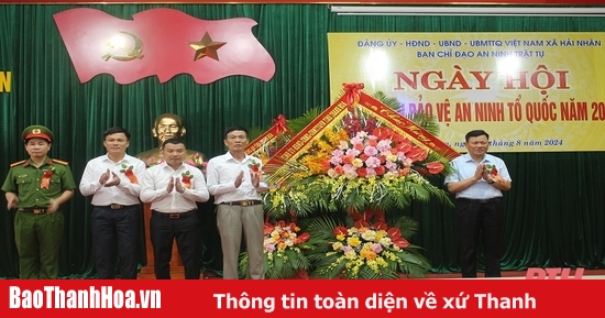 El vicepresidente permanente del Comité Popular Provincial, Nguyen Van Thi, asistió al "Día Nacional para la Protección de la Seguridad Nacional" en 2024 en la comuna de Hai Nhan.