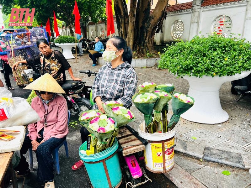 Đông đảo Nhân dân đến dâng hương, báo công tại Khu Văn hóa tưởng niệm Chủ tịch Hồ Chí Minh