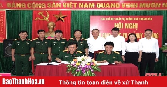 Remise du poste de commandant du commandement militaire de la ville de Thanh Hoa