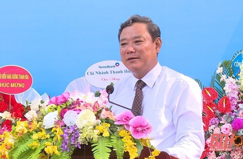 Secretary of the City Party Committee, Chairman of the People's Council of Thanh Hoa City Le Anh Xuan attended the opening ceremony of the new school year at Ham Rong High School.