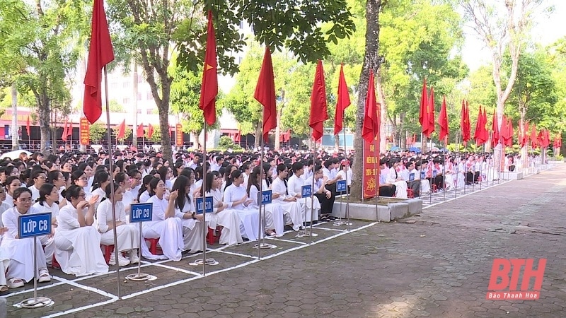 Secretary of the City Party Committee, Chairman of the People's Council of Thanh Hoa City Le Anh Xuan attended the opening ceremony of the new school year at Ham Rong High School.