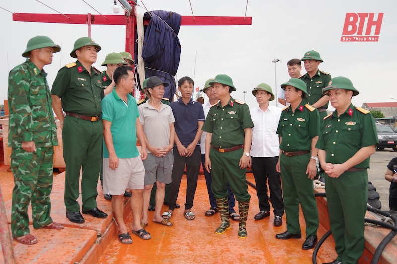 Tư lệnh Quân khu 4 kiểm tra công tác phòng, chống bão số 3 tại Thanh Hóa