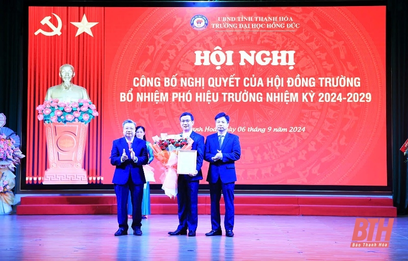 Công bố quyết định về công tác cán bộ Trường Đại học Hồng Đức