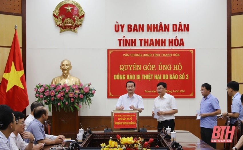 Le Comité populaire provincial de Thanh Hoa fait un don et soutient les personnes touchées par la tempête n° 3