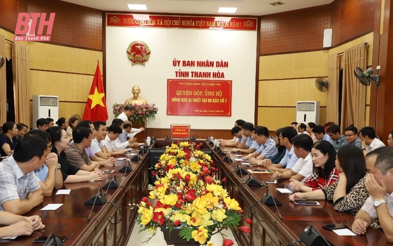 Le Comité populaire provincial de Thanh Hoa fait un don et soutient les personnes touchées par la tempête n° 3