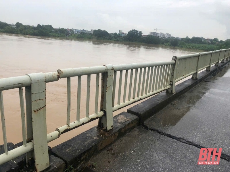 Khe co giãn đường bộ cầu Hàm Rồng bị bong bật bản cao su chưa xác định được nguyên nhân