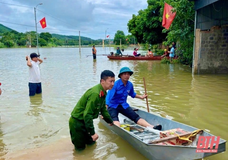 Lũ sông Bưởi lại lên, chính quyền dùng thuyền cứu trợ bà con bị ngập nhà cửa