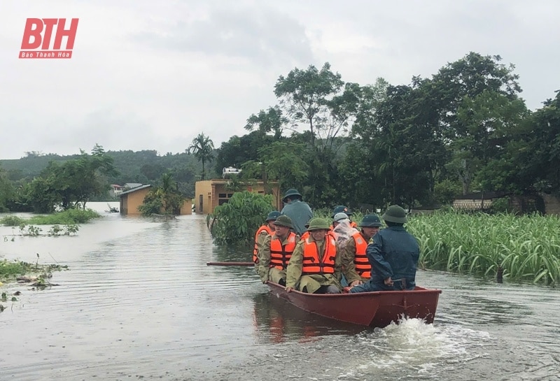 Lũ sông Bưởi lại lên, chính quyền dùng thuyền cứu trợ bà con bị ngập nhà cửa