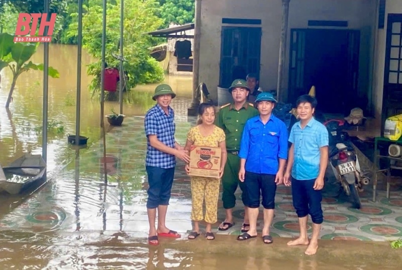 Lũ sông Bưởi lại lên, chính quyền dùng thuyền cứu trợ bà con bị ngập nhà cửa