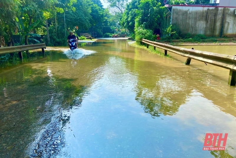 Lũ sông Bưởi đang rút, nhiều địa phương dừng tiếp nhận hàng cứu trợ