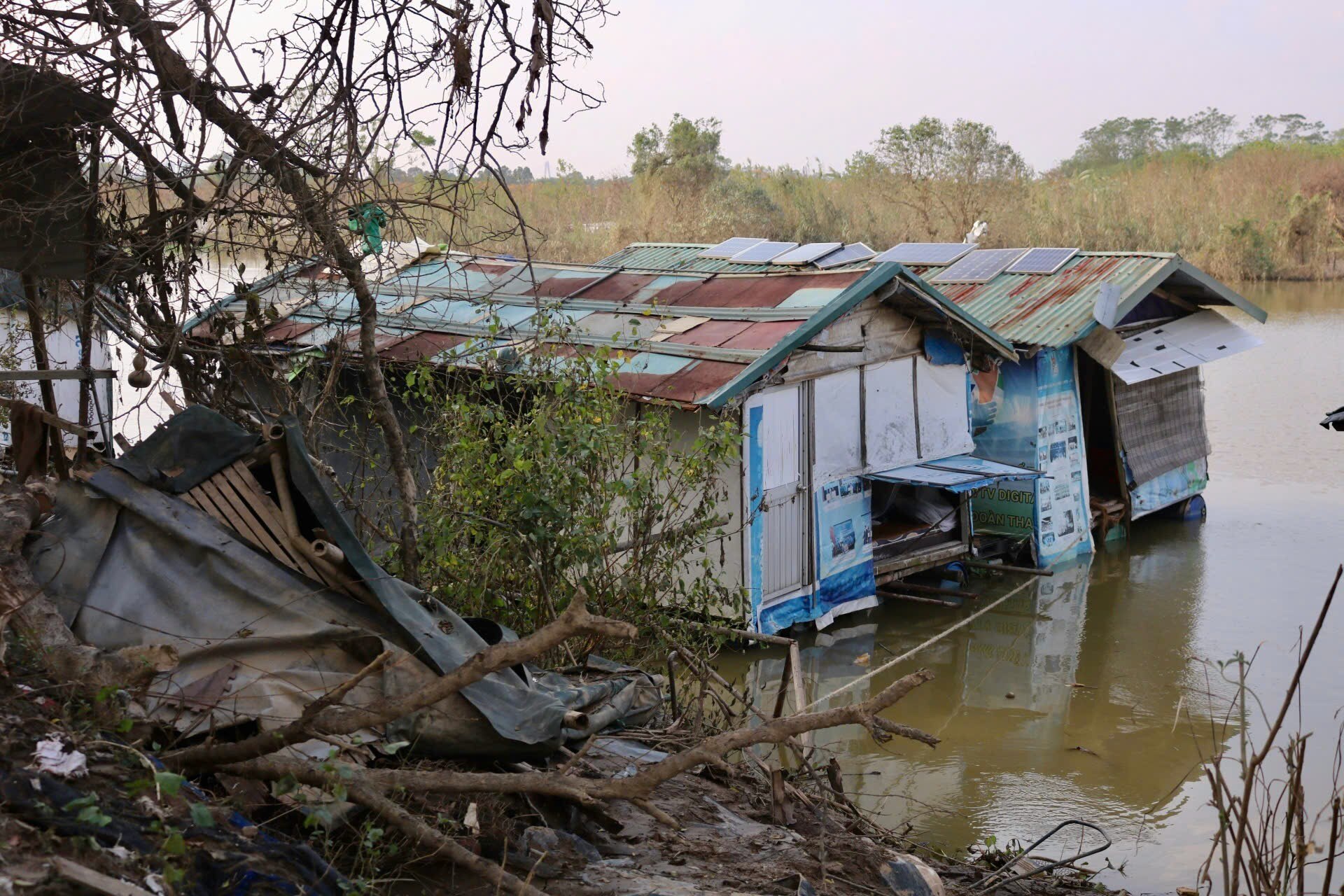 ‘Xóm phao’ ven sông Hồng tan hoang khi nước rút, người dân căng mình dọn bùn ảnh 5