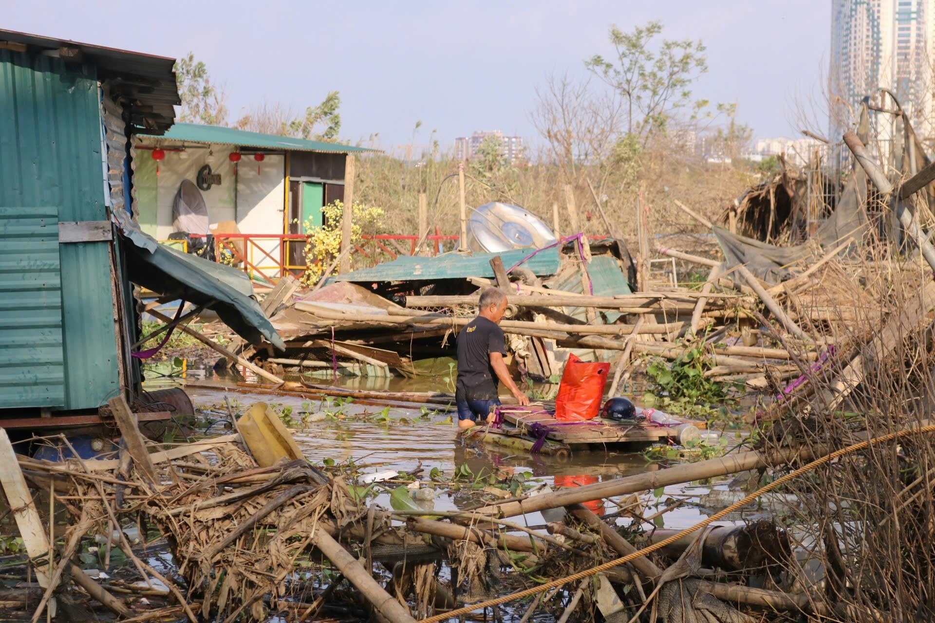 ‘Xóm phao’ ven sông Hồng tan hoang khi nước rút, người dân căng mình dọn bùn ảnh 12