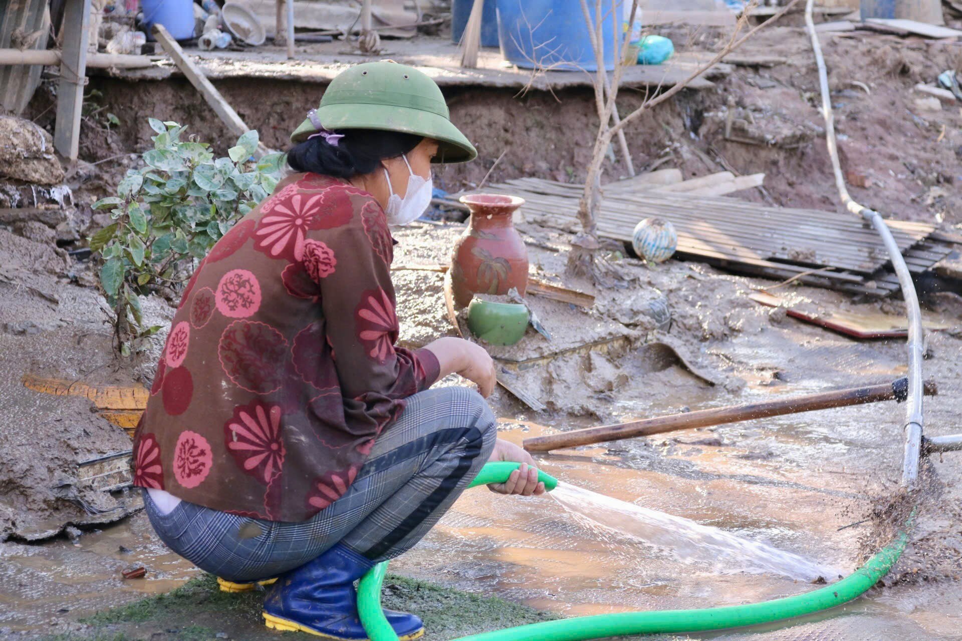 ‘Xóm phao’ ven sông Hồng tan hoang khi nước rút, người dân căng mình dọn bùn ảnh 14