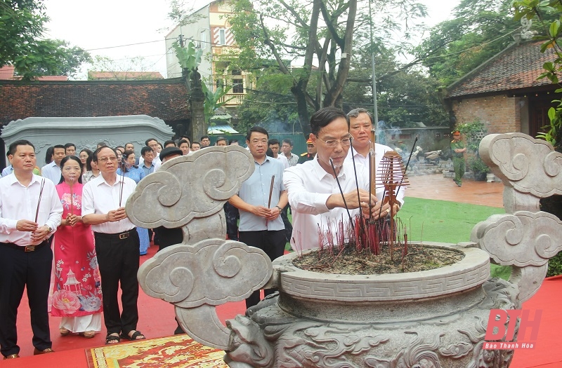 Thanh Hoa City offers incense at the Temple of the Later Le Dynasty and the Monument of National Hero Le Loi