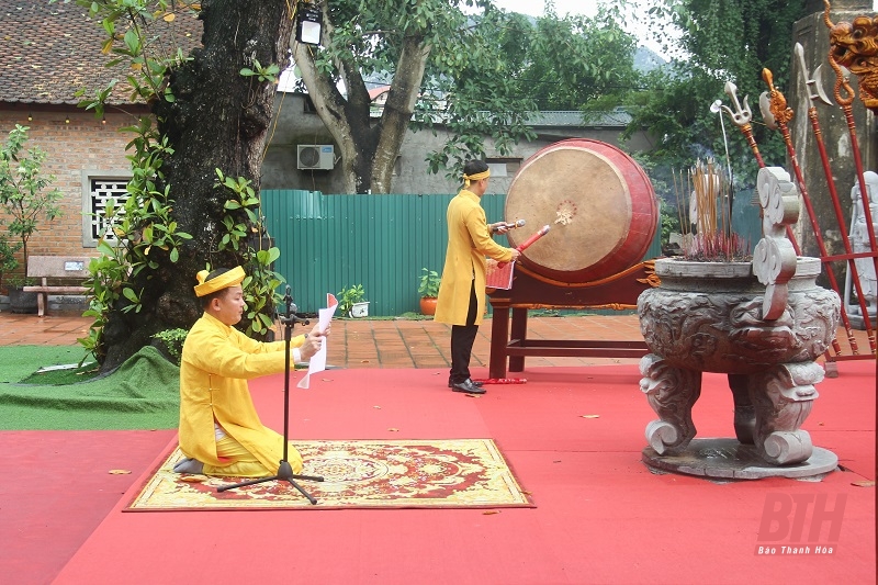 Thanh Hoa City offers incense at the Temple of the Later Le Dynasty and the Monument of National Hero Le Loi