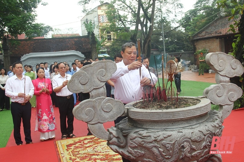 Thanh Hoa City offers incense at the Temple of the Later Le Dynasty and the Monument of National Hero Le Loi