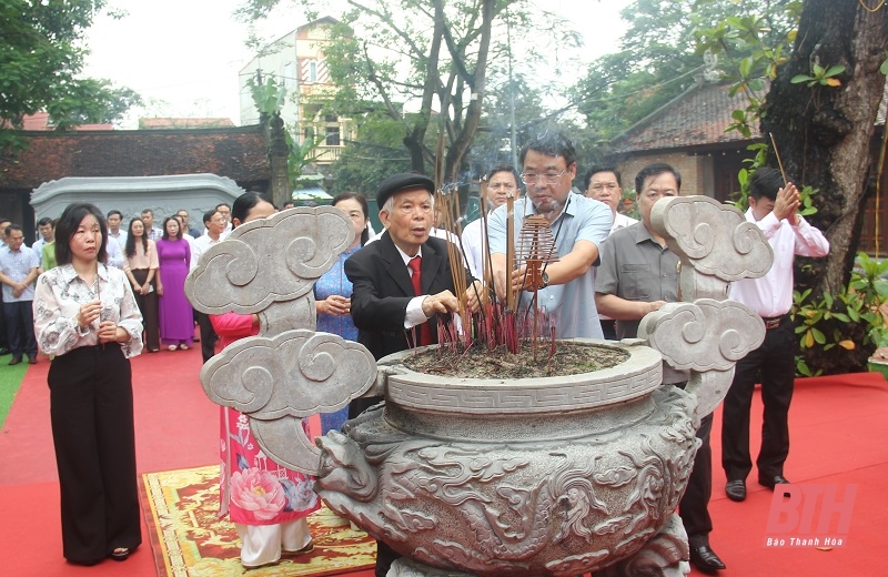 Thanh Hoa City offers incense at the Temple of the Later Le Dynasty and the Monument of National Hero Le Loi