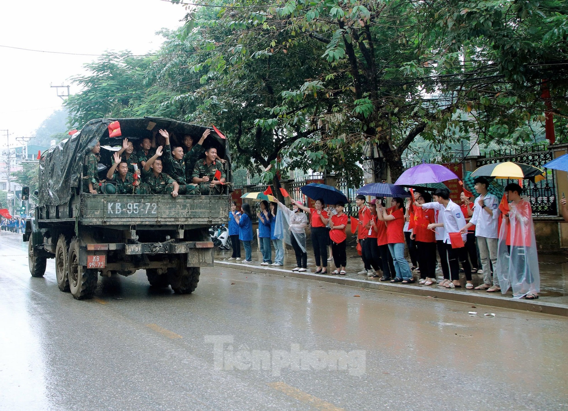 Touching images of Yen Bai people holding flags and flowers to bid farewell to soldiers photo 3