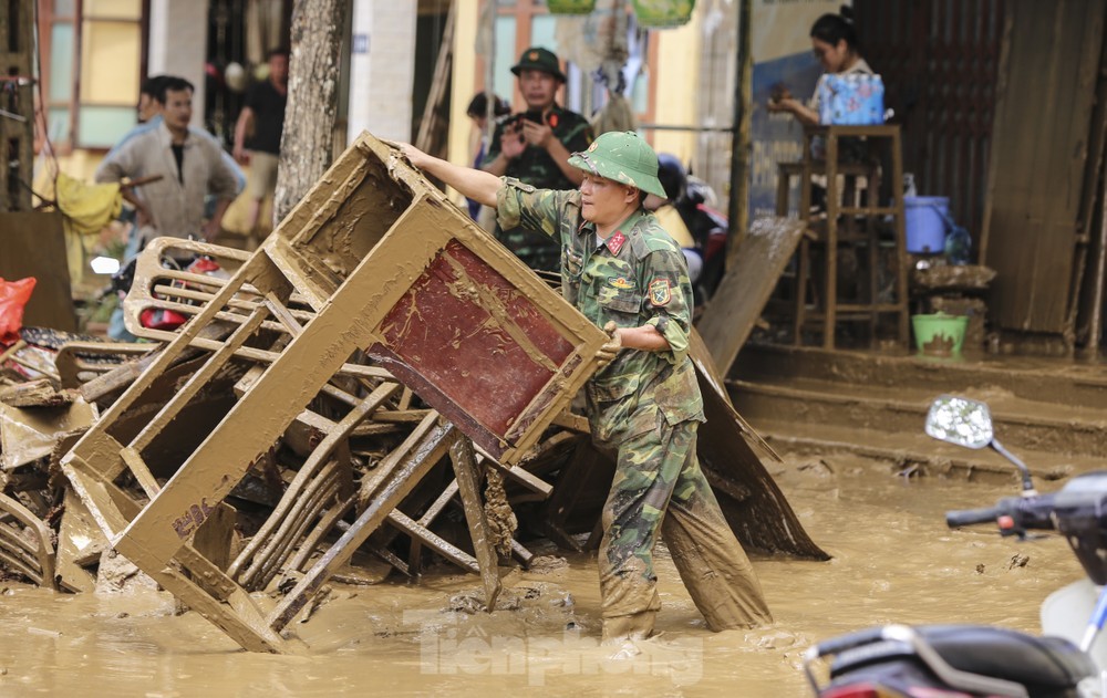 Touching image of Yen Bai people holding flags and flowers to bid farewell to soldiers photo 2