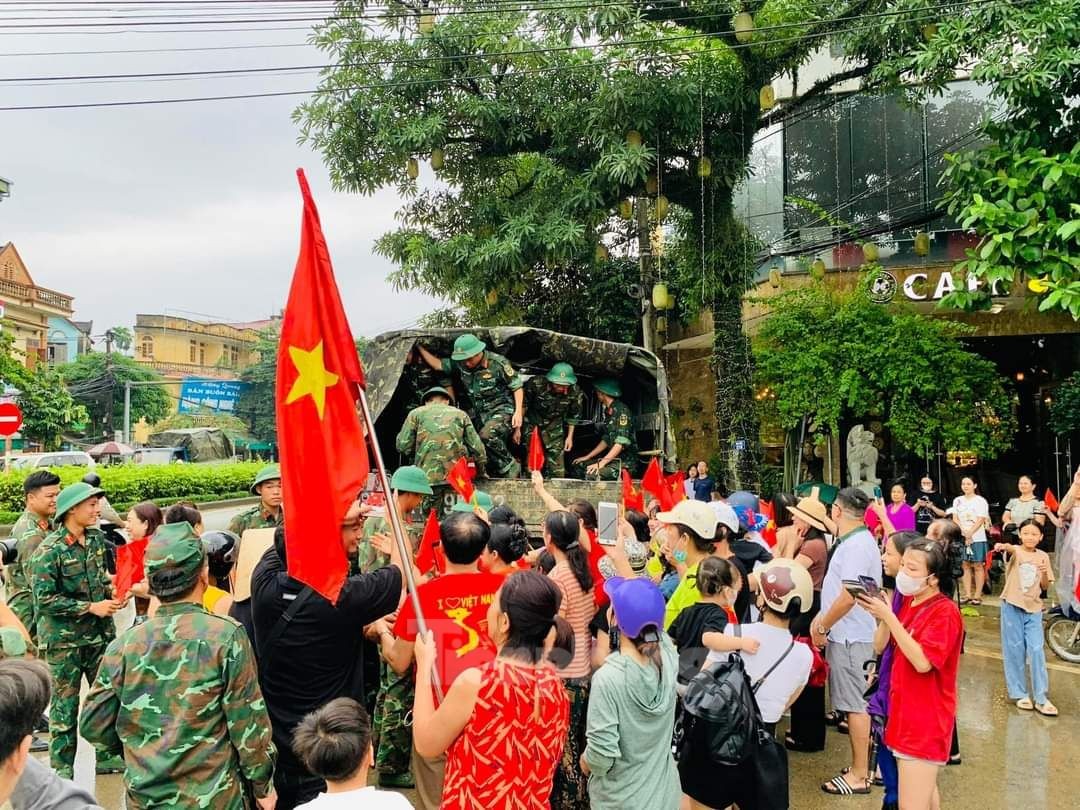 Touching image of Yen Bai people holding flags and flowers to bid farewell to soldiers photo 5