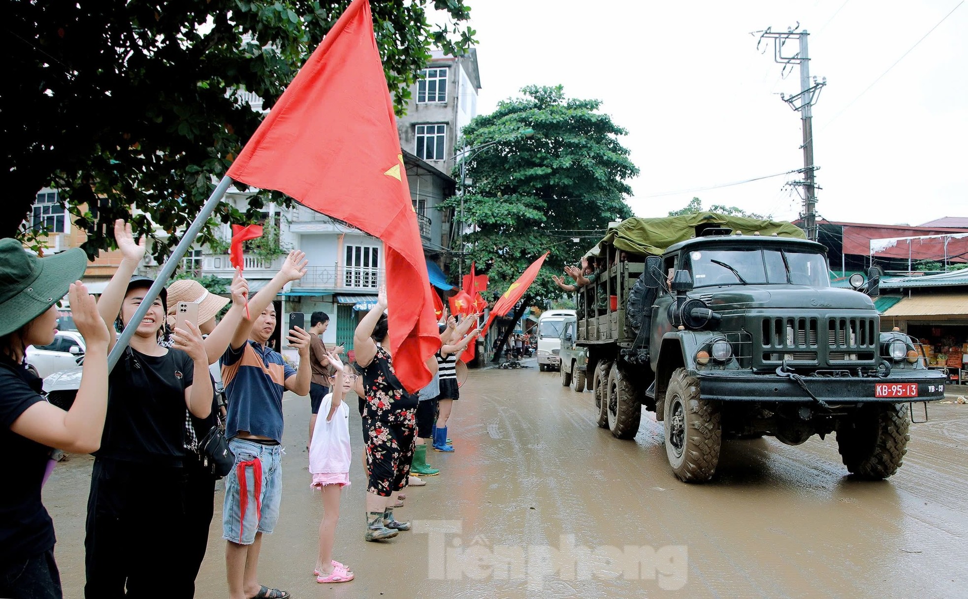 Touching image of Yen Bai people holding flags and flowers to bid farewell to soldiers photo 7