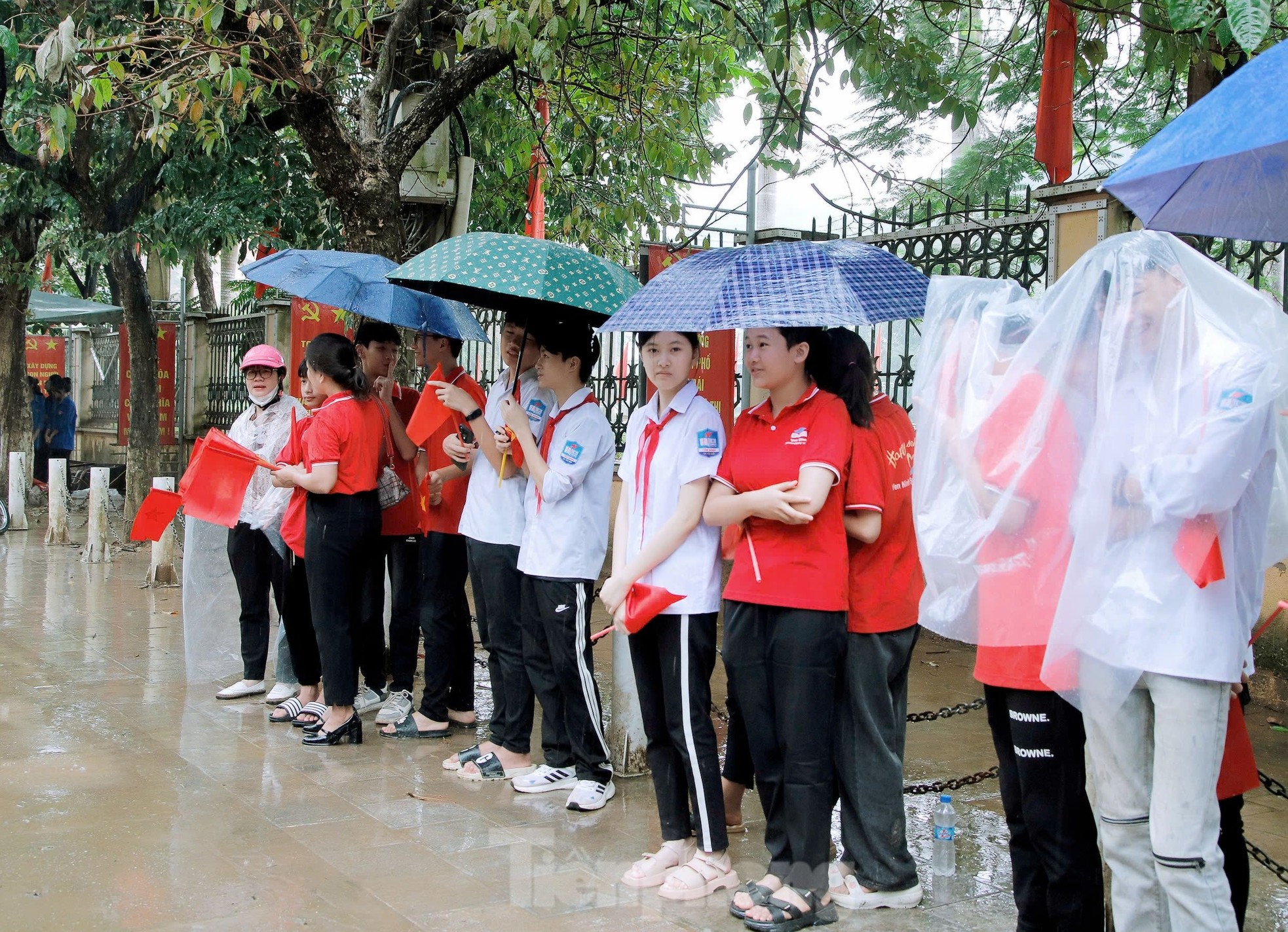 Touching image of Yen Bai people holding flags and flowers to bid farewell to soldiers photo 4