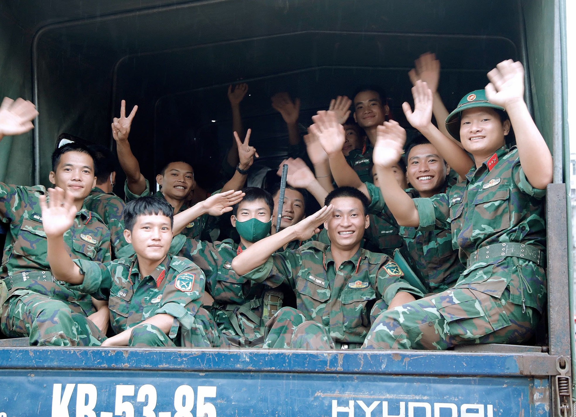 Touching images of Yen Bai people holding flags and flowers to bid farewell to soldiers photo 6