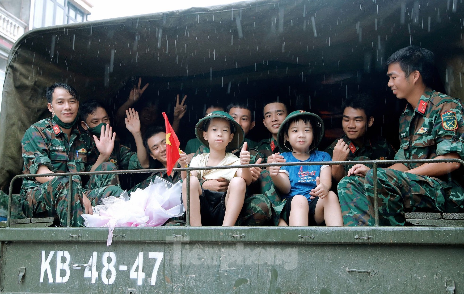 Touching images of Yen Bai people holding flags and flowers to bid farewell to soldiers photo 8