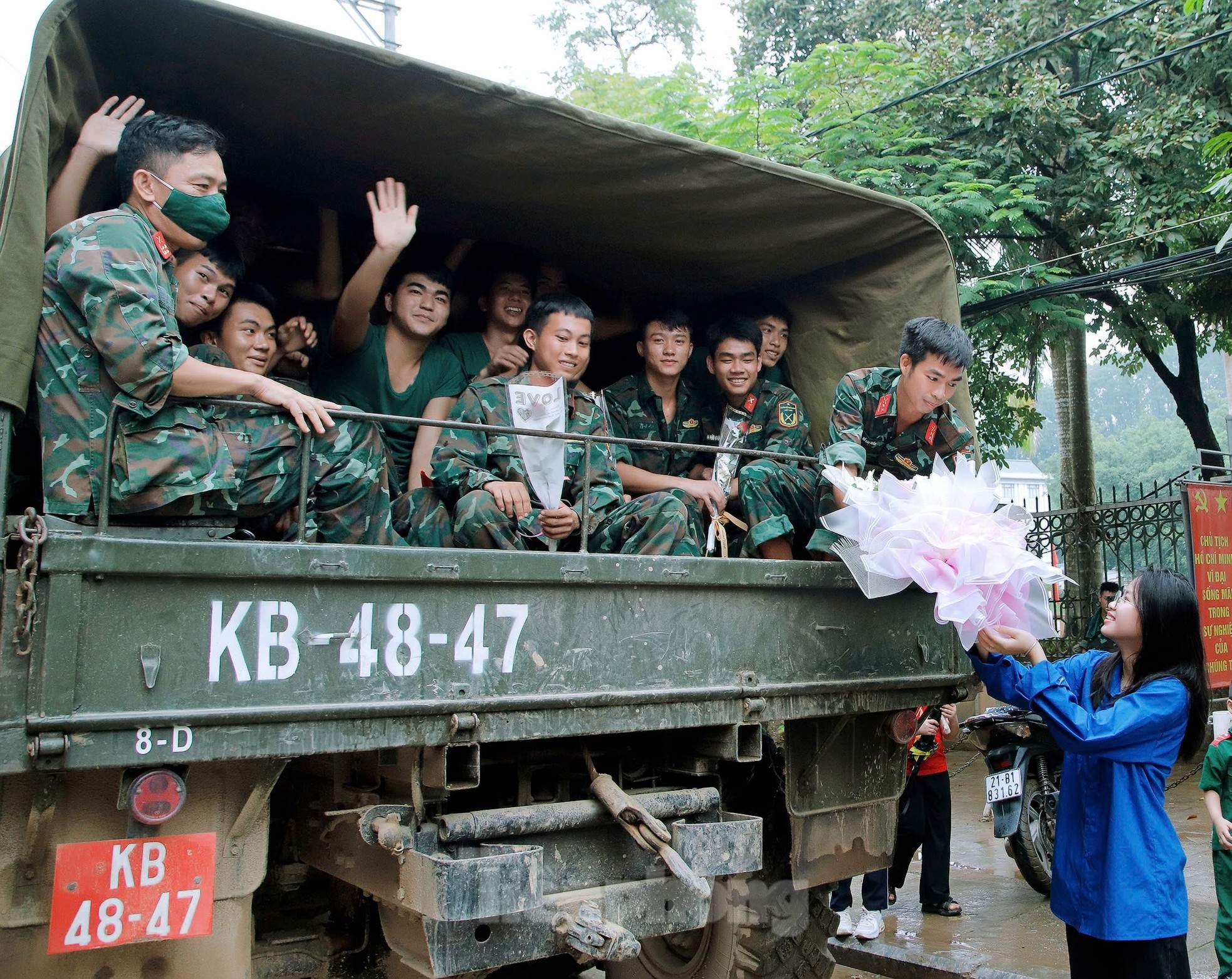 Touching image of Yen Bai people holding flags and flowers to bid farewell to soldiers photo 9