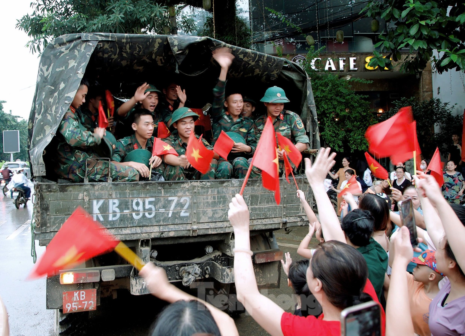 Touching images of Yen Bai people holding flags and flowers to bid farewell to soldiers photo 11