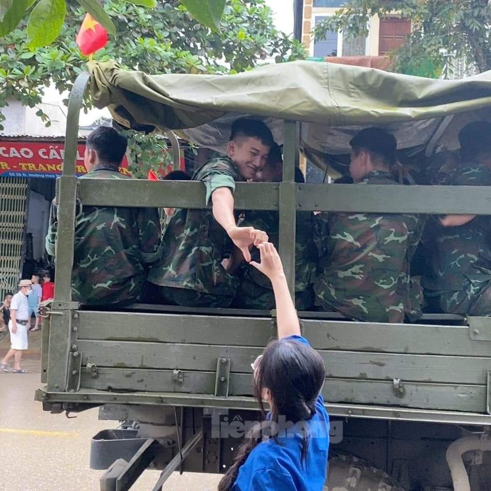 Touching images of Yen Bai people holding flags and flowers to bid farewell to soldiers photo 12