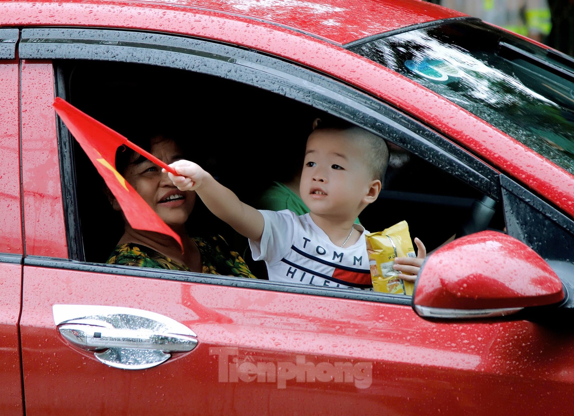 Touching image of Yen Bai people holding flags and flowers to bid farewell to soldiers photo 13