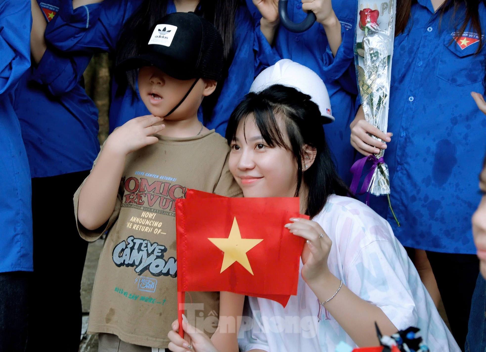 Touching image of Yen Bai people holding flags and flowers to bid farewell to soldiers photo 14