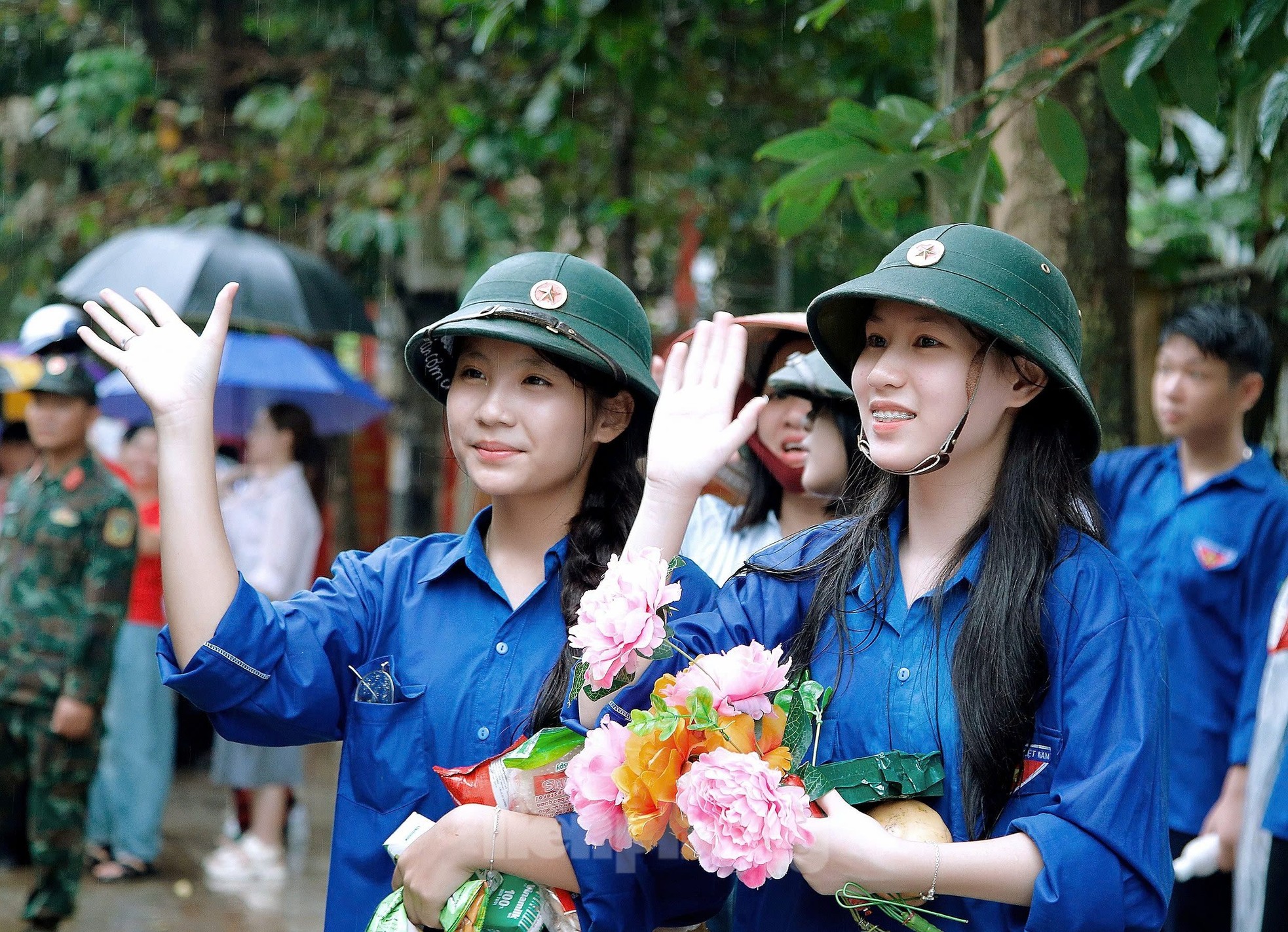 Touching images of Yen Bai people holding flags and flowers to bid farewell to soldiers photo 16