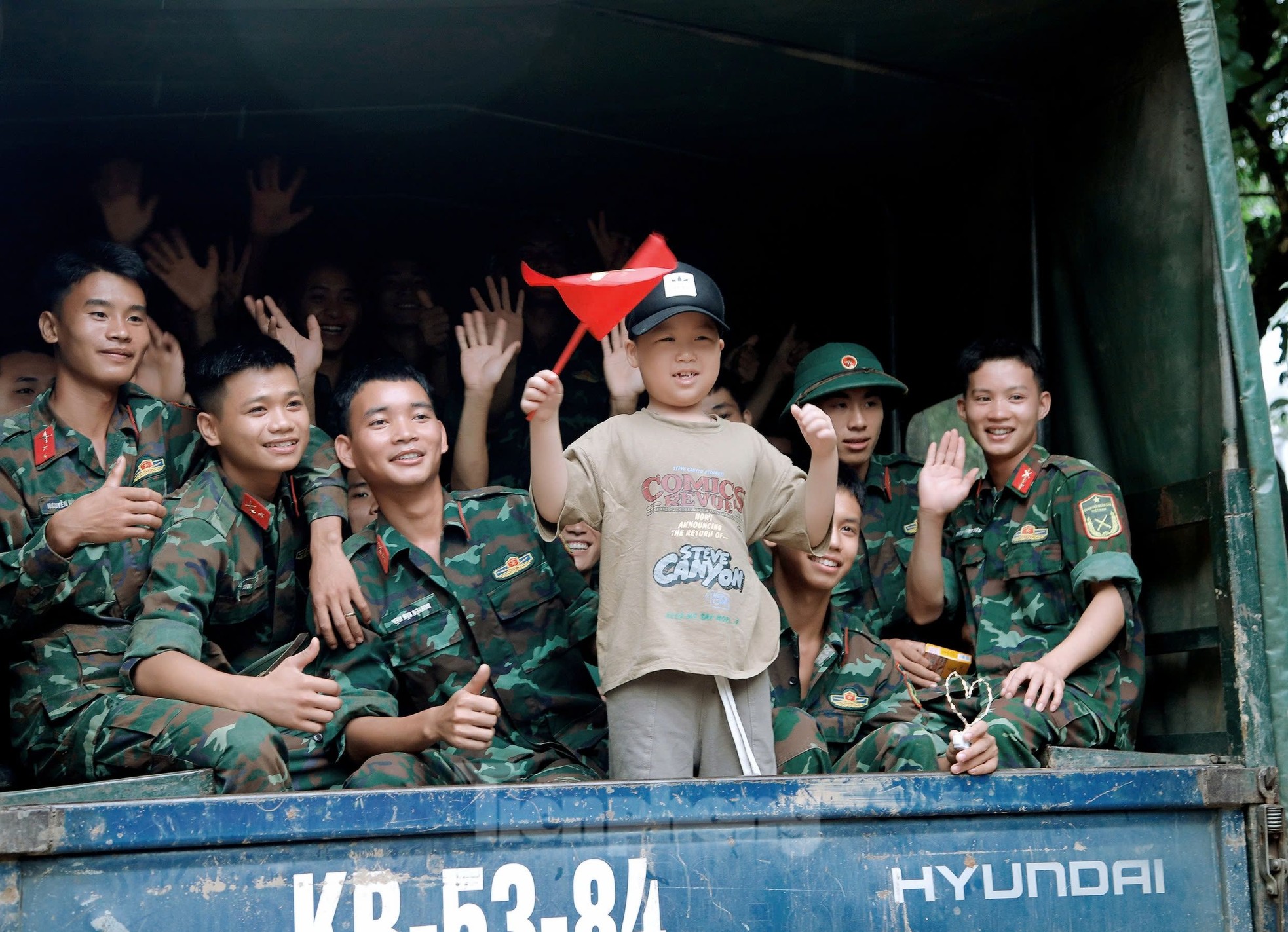 Touching image of Yen Bai people holding flags and flowers to bid farewell to soldiers photo 15