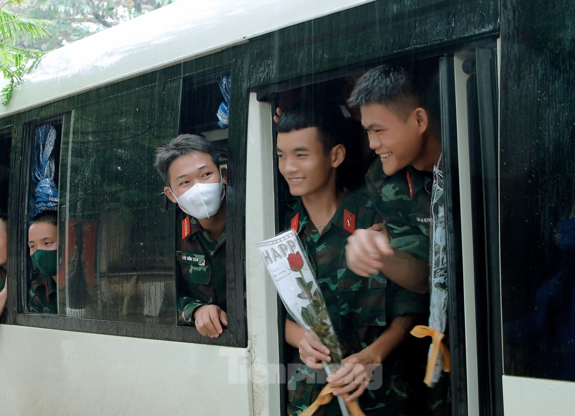 Touching image of Yen Bai people holding flags and flowers to bid farewell to soldiers photo 17