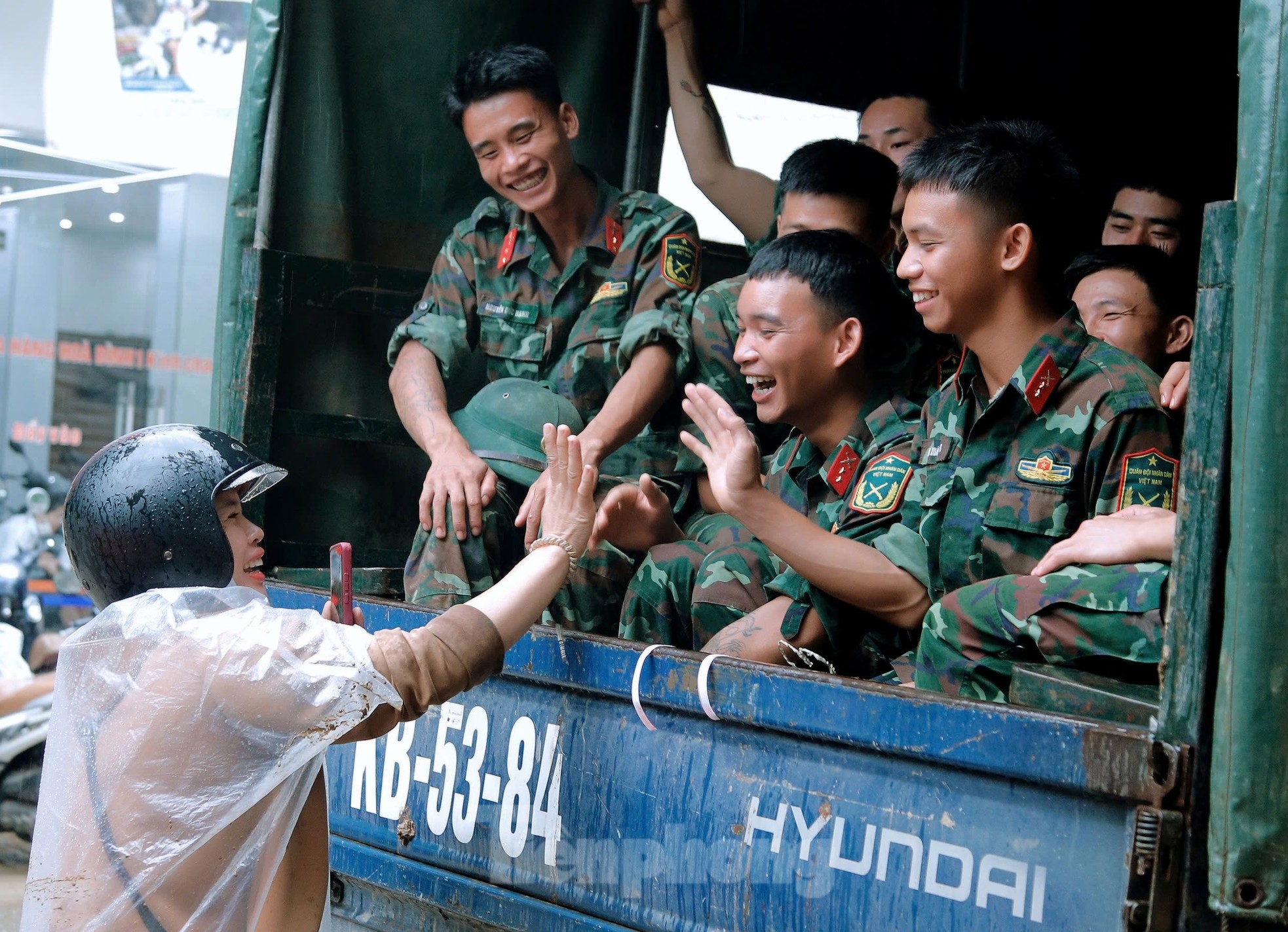 Touching image of Yen Bai people holding flags and flowers to bid farewell to soldiers photo 18