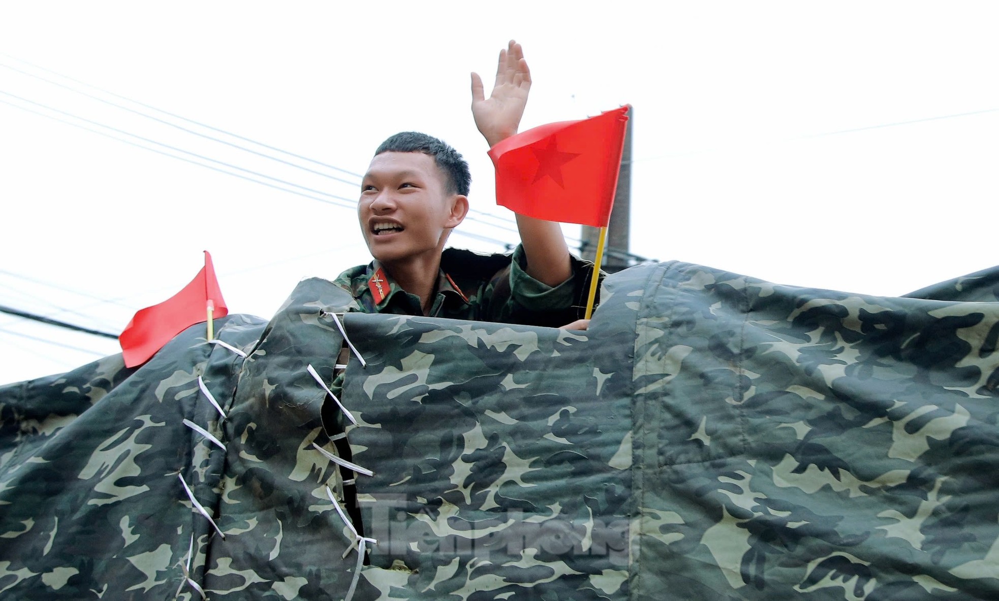 Touching image of Yen Bai people holding flags and flowers to bid farewell to soldiers photo 23