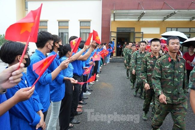 Conmovedoras imágenes del pueblo Yen Bai sosteniendo banderas y flores para despedir a los soldados. Foto 24