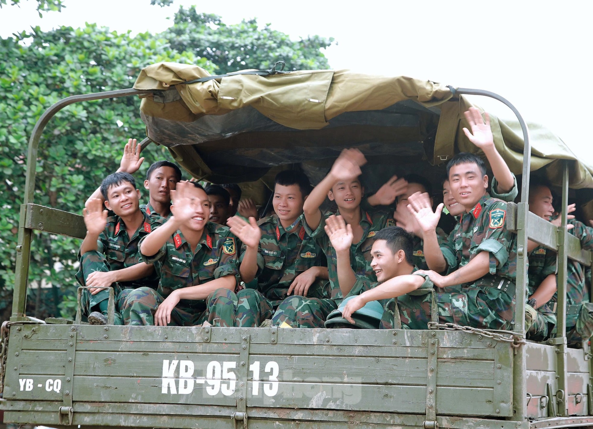 Touching image of Yen Bai people holding flags and flowers to bid farewell to soldiers photo 22