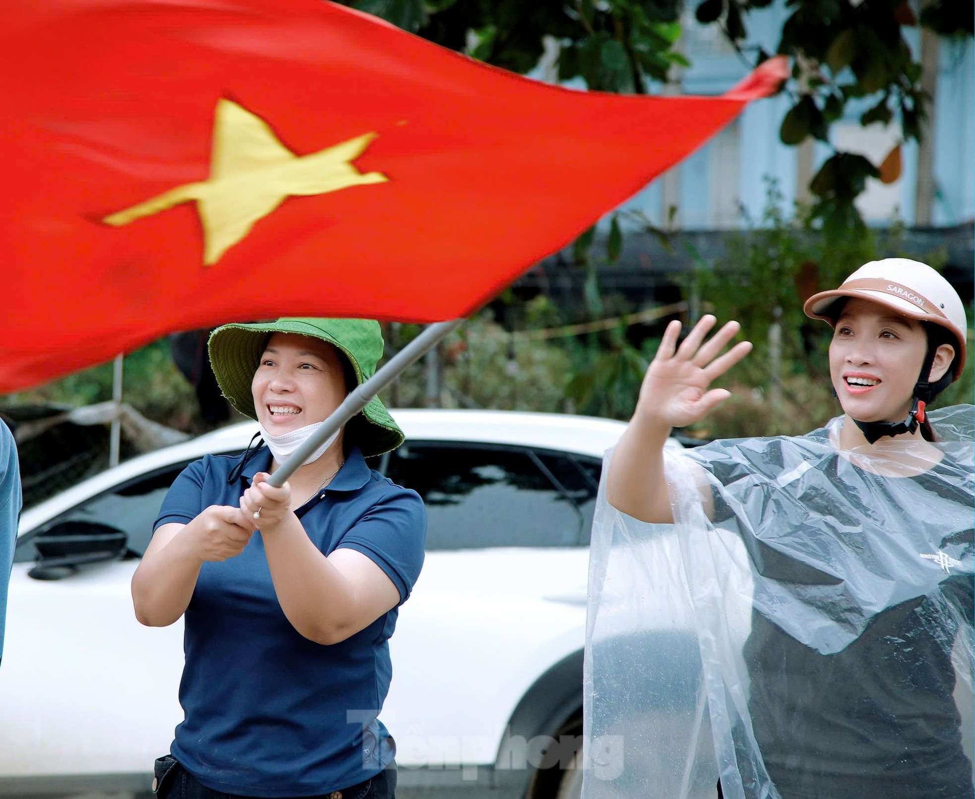 Touching image of Yen Bai people holding flags and flowers to bid farewell to soldiers photo 21