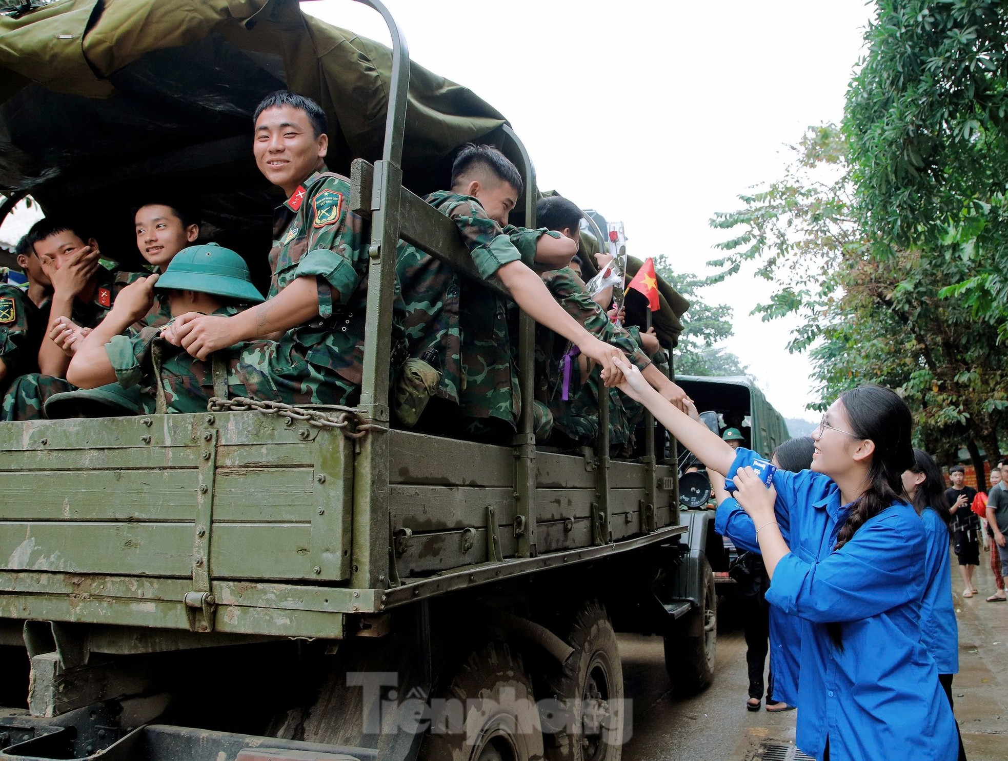 Touching image of Yen Bai people holding flags and flowers to bid farewell to soldiers photo 19