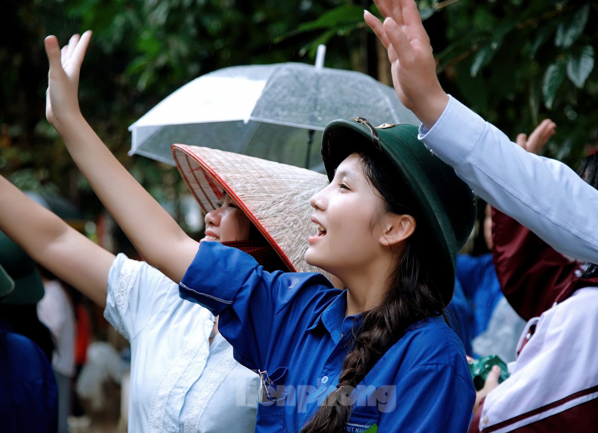 Conmovedora imagen del pueblo Yen Bai sosteniendo banderas y flores para despedir a los soldados. Foto 20