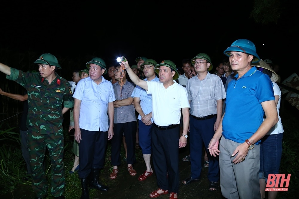 Phó Bí thư Thường trực Tỉnh ủy Lại Thế Nguyên kiểm tra việc vận hành xả lũ tại hồ chứa nước Cửa Đạt