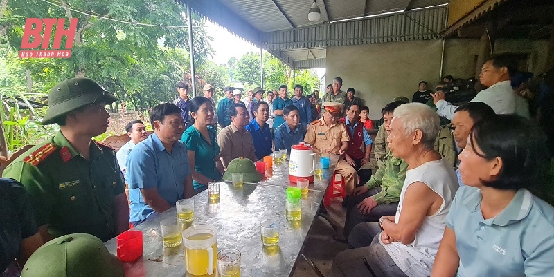 Thăm hỏi, động viên gia đình có người bị đuối nước do mưa lũ tại huyện Như Xuân