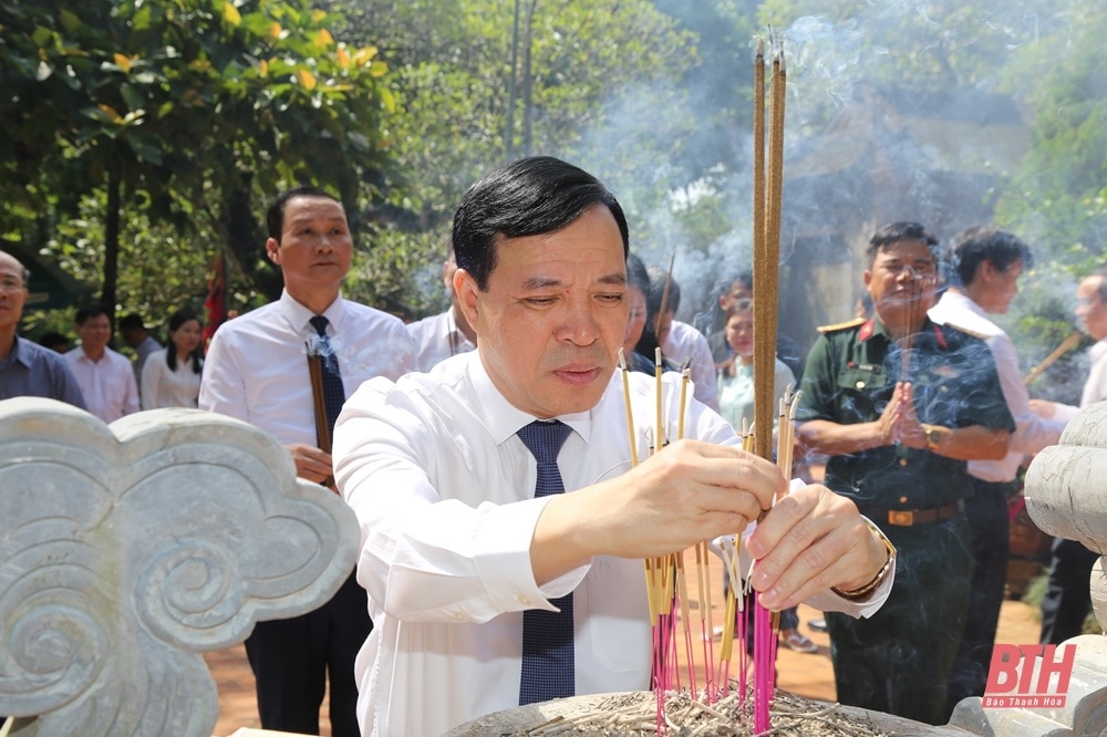 Phó Bí thư Thường trực Tỉnh ủy Lại Thế Nguyên dâng hương tại Khu di tích Quốc gia đặc biệt Lam Kinh và Đền thờ Trung Túc Vương Lê Lai